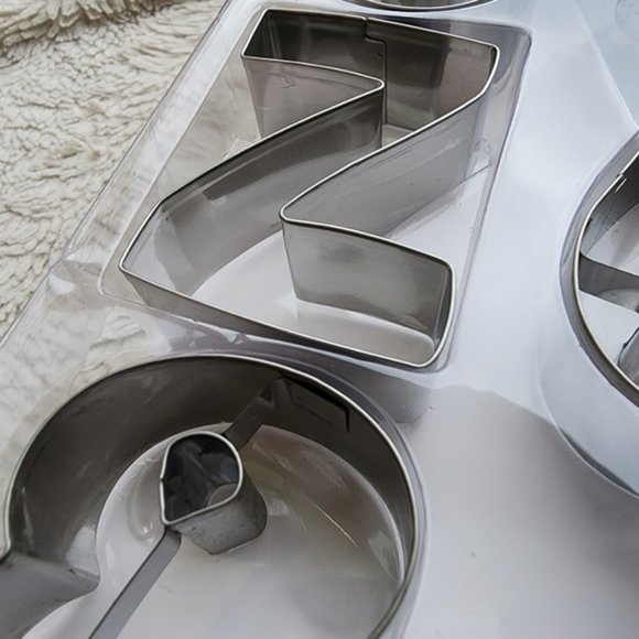 Cookie Cutters 38 Pieces With a Storage Bag - Picture 3 of 4